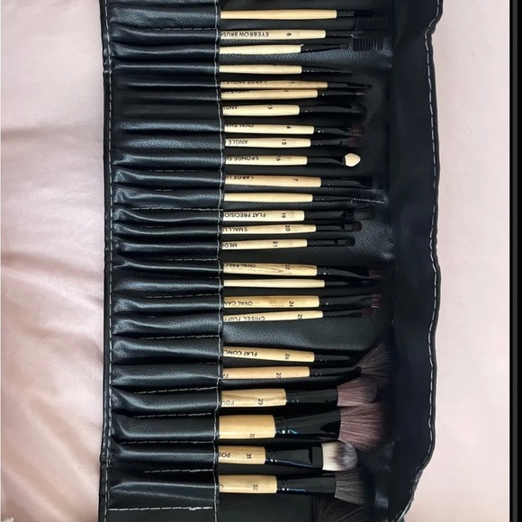 Material Synthetic Fiber
Skin Type Normal,Sensitive - Picture 1 of 2